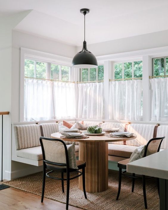 berakfast-nook-with-white-airy-curtains