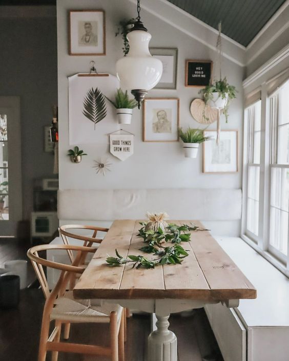 breakfast-nook-with-wall-plants