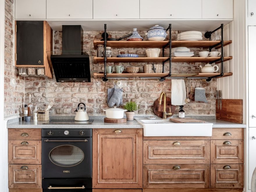 What Are the Pros and Cons of a Reclaimed Brick Kitchen Backsplash?