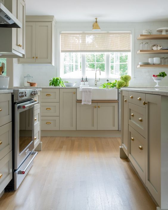 cream-colored-kitchen-cabinets-7