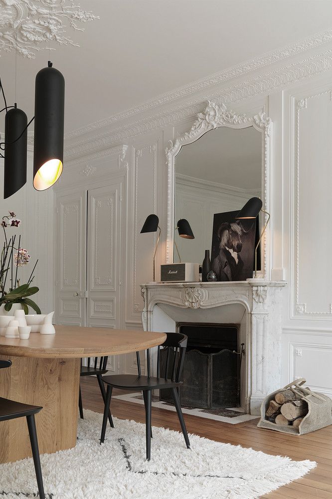 pARISIAN DINING ROOM WITH FIREPLACE AND BLACK PENTATS