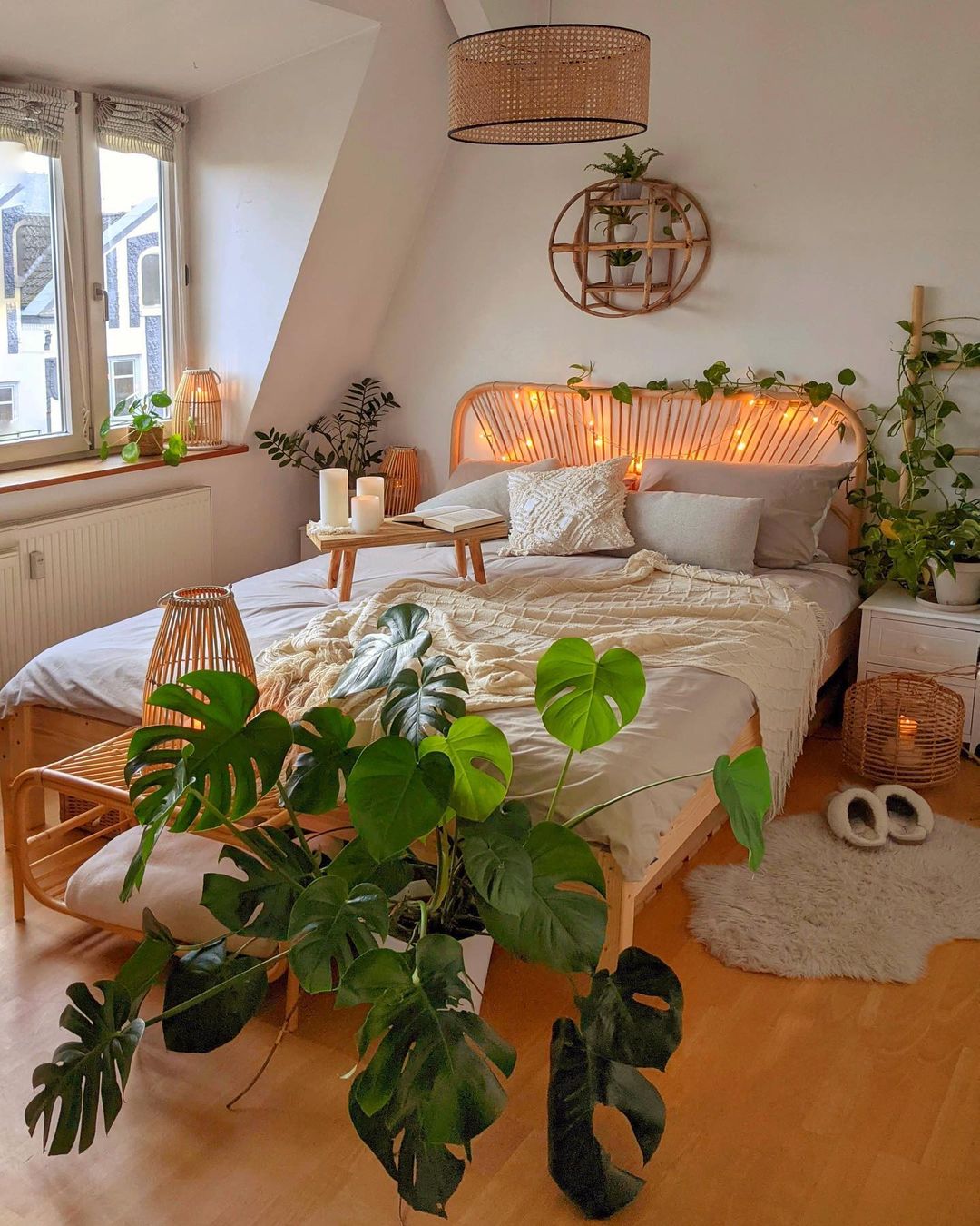 modern-boho-bedroom-with-indoor-plants