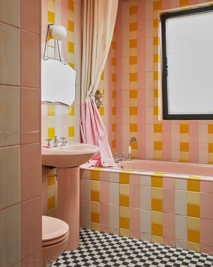 yellow-and-pink-retro-bathroom-2