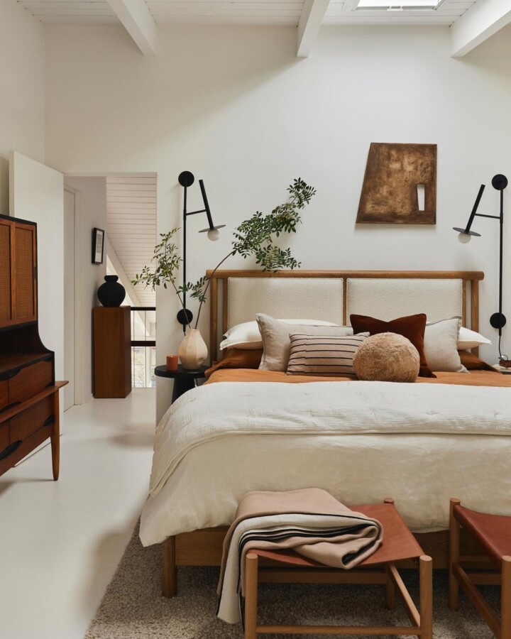 bedroom-with-beige-color-sheets