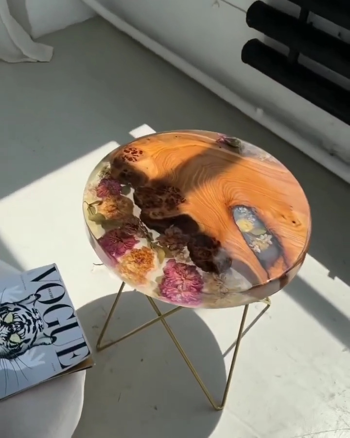 A Stunning DIY Table with Real Flowers and Epoxy Resin