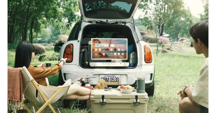 LG-StanbyME-Go-27LX5-2023-LifestyleImage-Camping-2–1