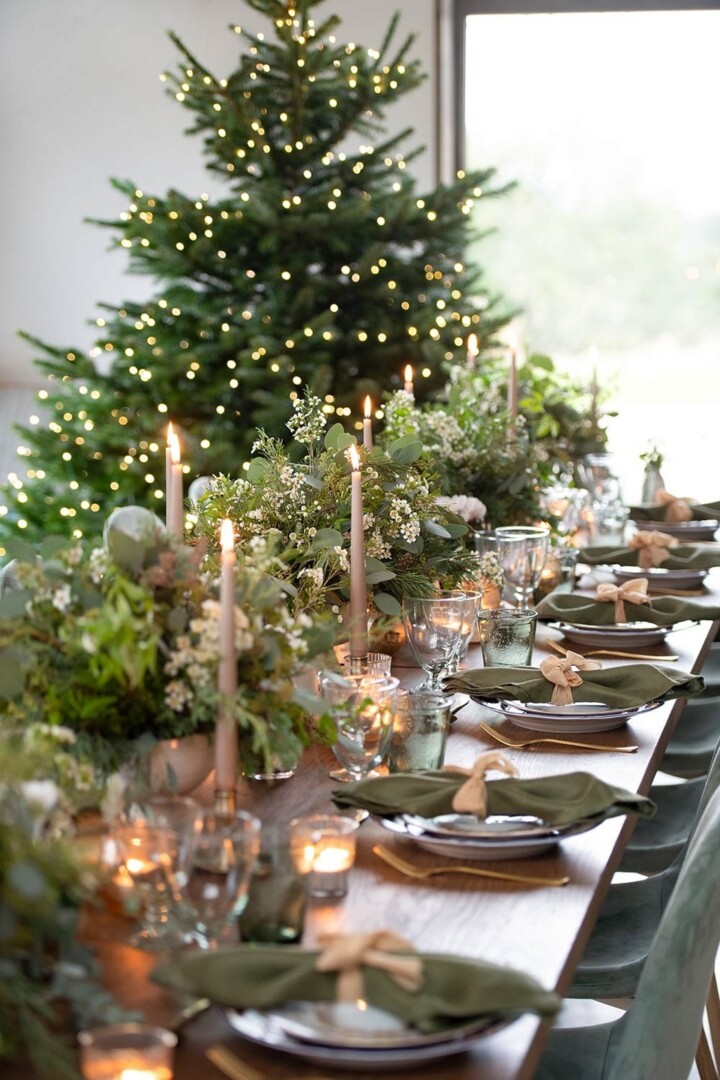 Christmas-table-greenery-centerpiece