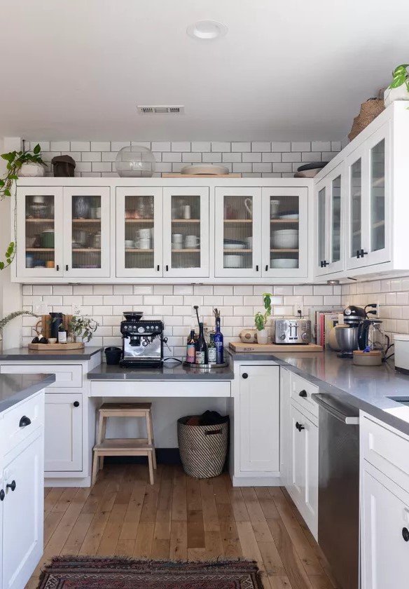 extended white backsplash above upper kitchen cabinets