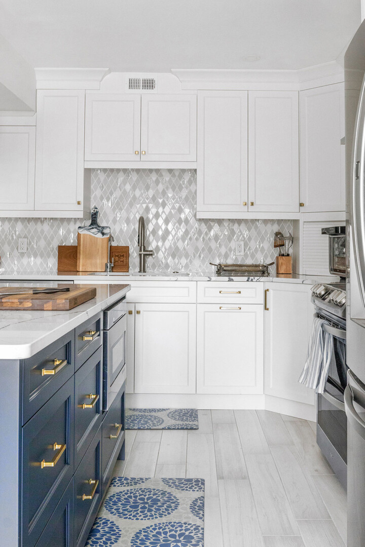 white kitchen with Sparkling White glass Diamonds Tile