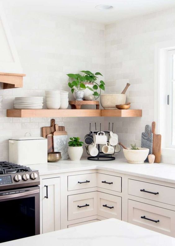 kitchen-foating-shelves-decorating-idea