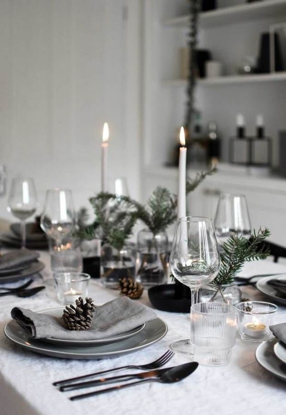 minimalist-Christmas-table-centerpiece