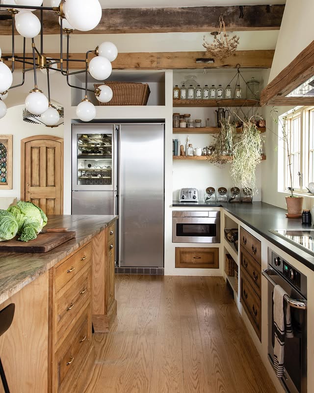 Laid-Back Down-To-Earth Interiors by Lauren Liess